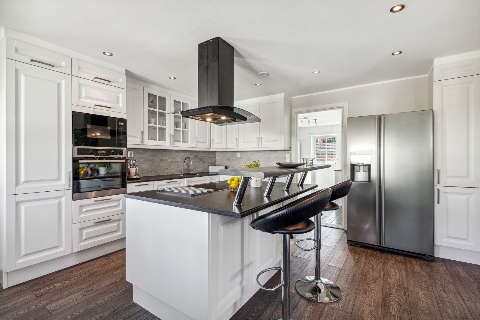 Lyst og lekkert kjøkken i klassisk stil. Kjøkkenet er romslig og fremstår som meget innbydende og hjemmekoselig. Galleribilde