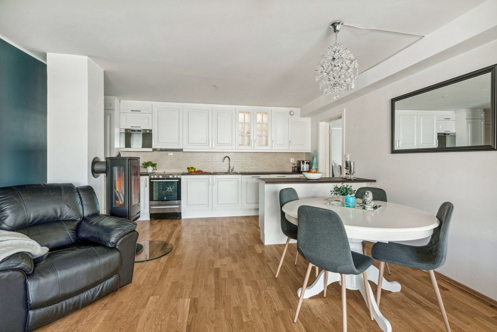 Utleiedel: Lyst kjøkken med rikelig med skap og benkeplass. Innredningen består av profilerte fronter med takhøye overskap, samt enkelte glassfronter i overskap. Galleribilde