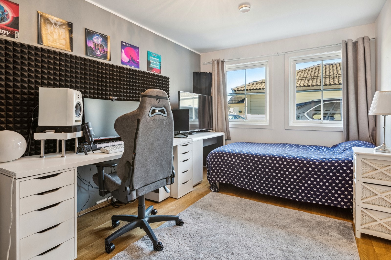 Soverom 2 og 3 befinner seg i u. etasje og fremstår som de ideelle barne- og ungdomsrom. Galleribilde