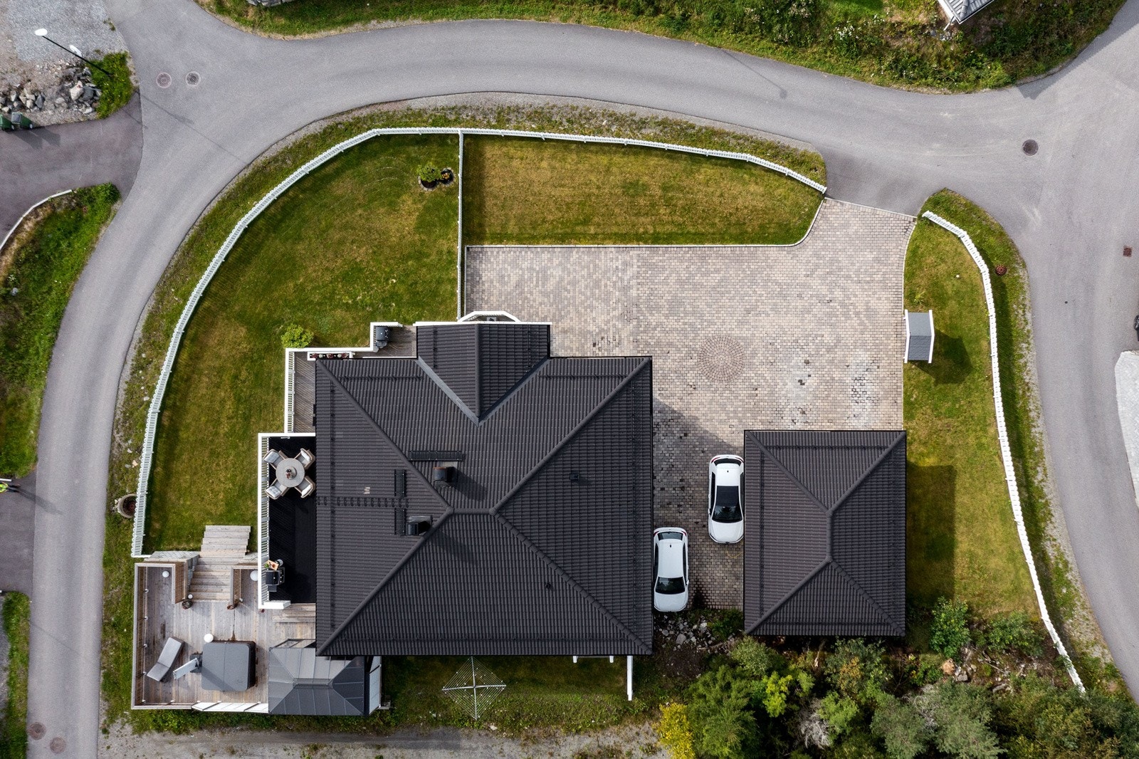 Pent opparbeidet tomt på 1 009 kvm med flott hage. Galleribilde