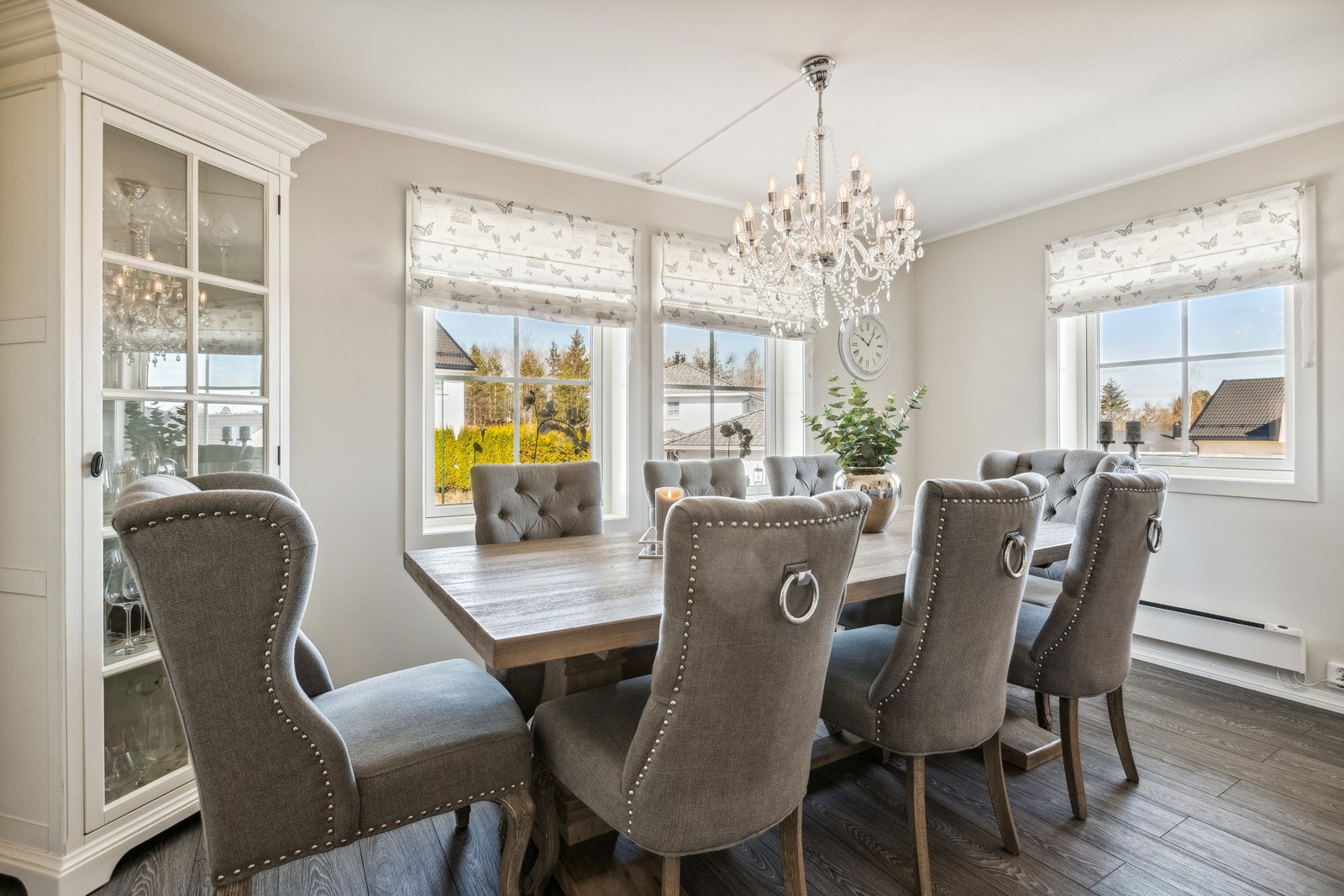 Rommet har store vinduer som gir rikelig med lys og bidrar til gode arbeidsforhold. Kjøkkenet har god plass til eget spisebord og tilhørende møblement. Galleribilde