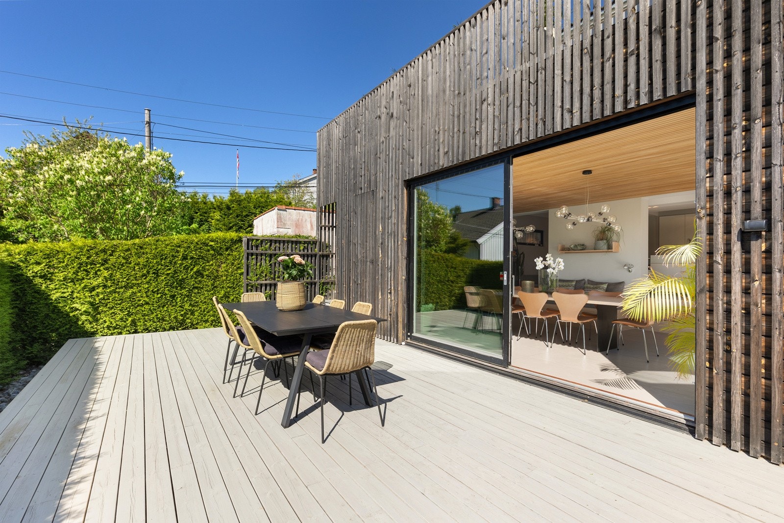 Fra spisestuen er det utgang til terrasse på ca. 47 kvm Galleribilde