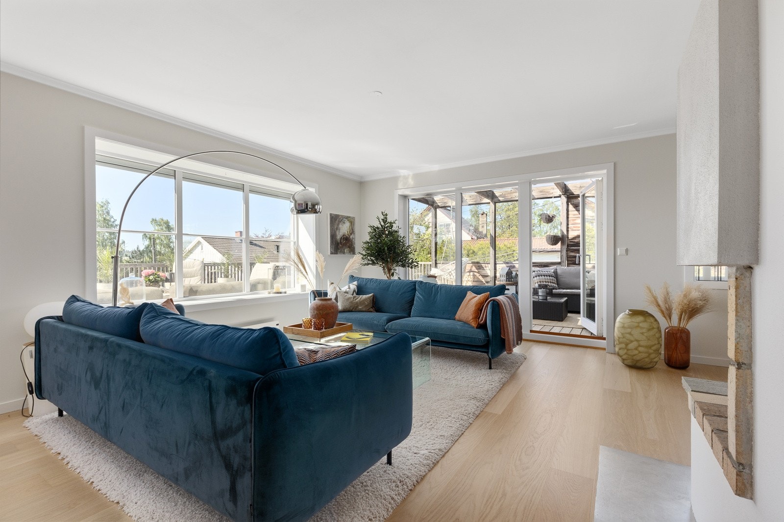 Stor stue med peis og utgang til den andre terrassen Galleribilde