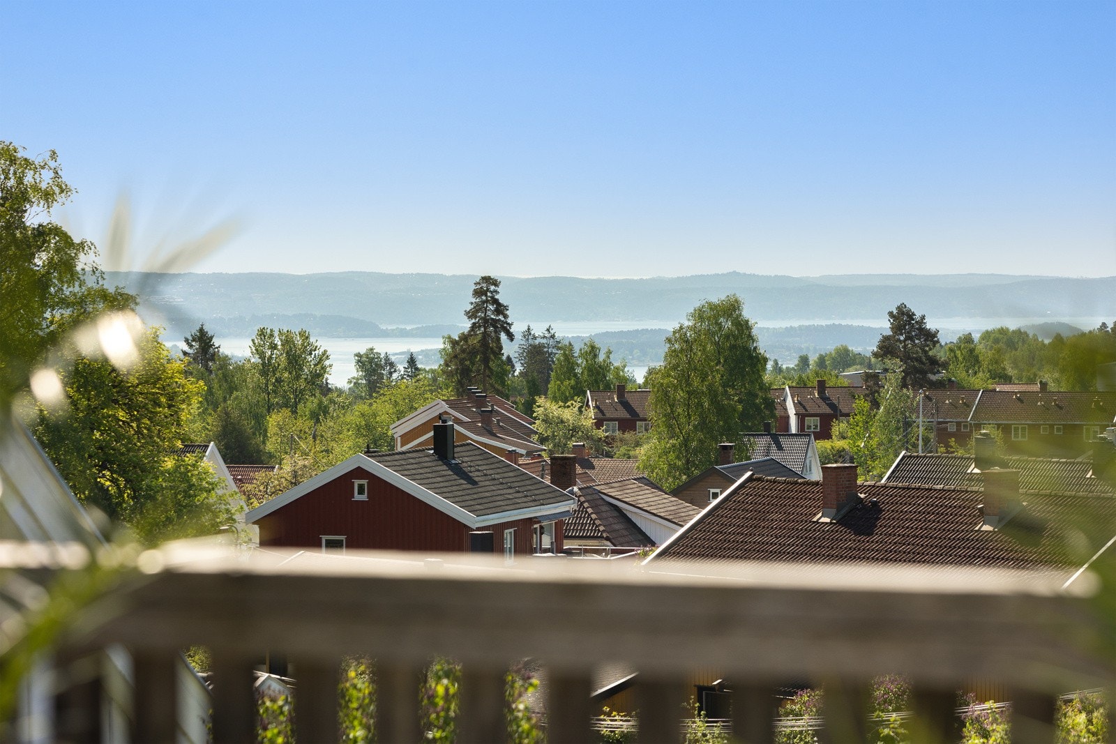 Huset ligger på et høydedrag og har nydelig utsikt fra terrassen i andreetasje Galleribilde