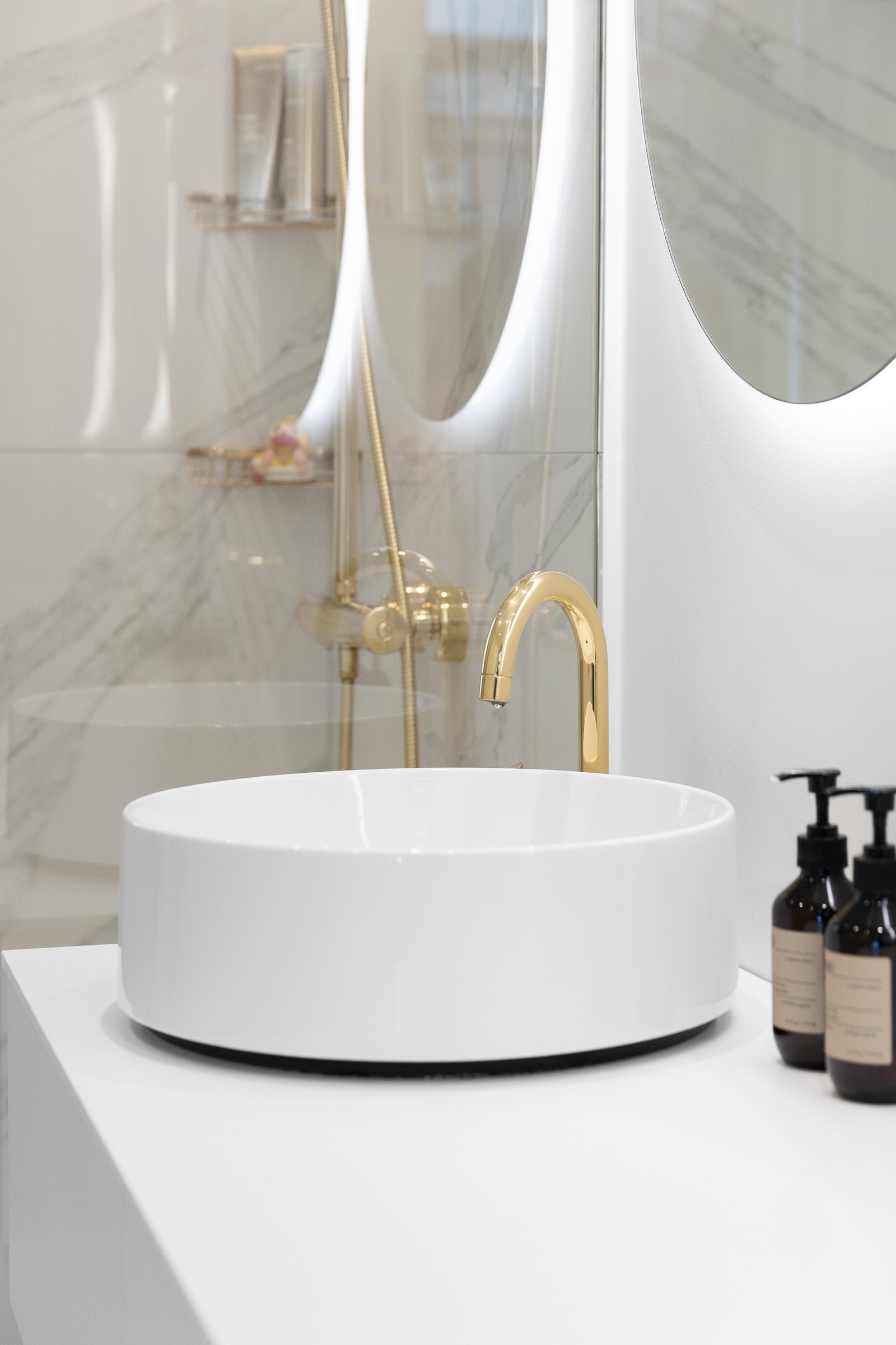 Badet har servant med innreding, dusjhjørne og vegghengt toalett Galleribilde