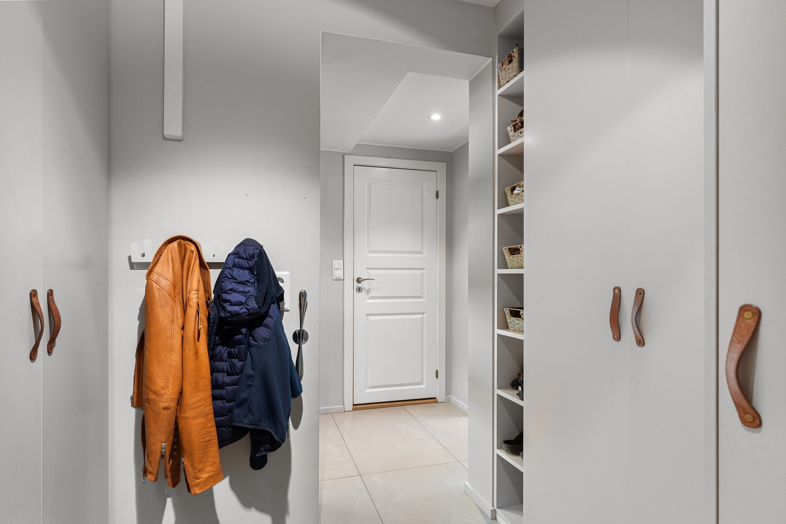 Godt med garderobeskap i entréen Galleribilde