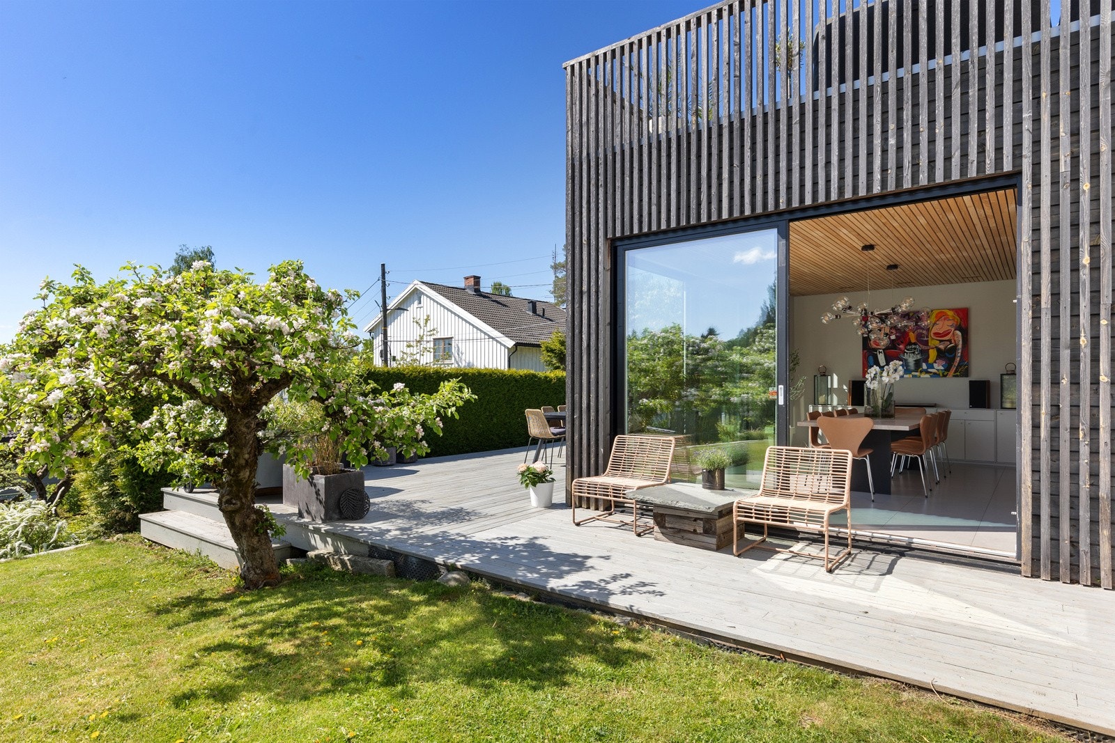 Flere solrike uteplasser og stor hage med sol fra morgen til kveld Galleribilde