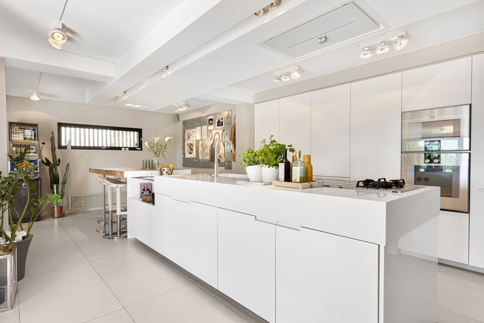 Eksklusivt kjøkken med innredning fra Boffi og integrerte hvitevarer fra Gaggenau Galleribilde