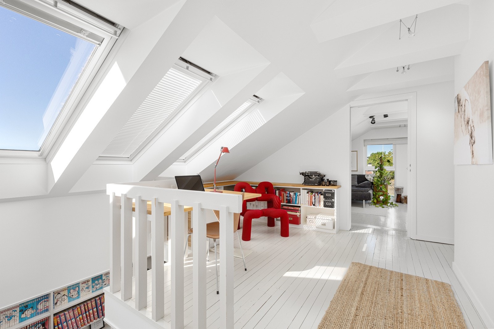 Lys og sjarmerende loftstue med tilgang på bad og to soverom. Galleribilde