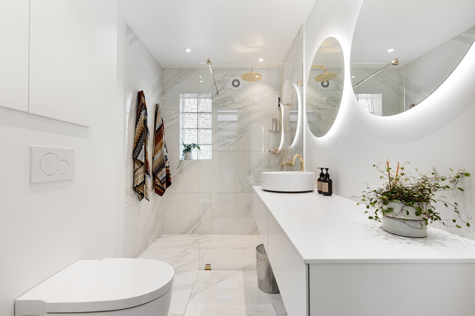 Delikat bad fra 2018 med lekre fliser og moderne innredning Galleribilde