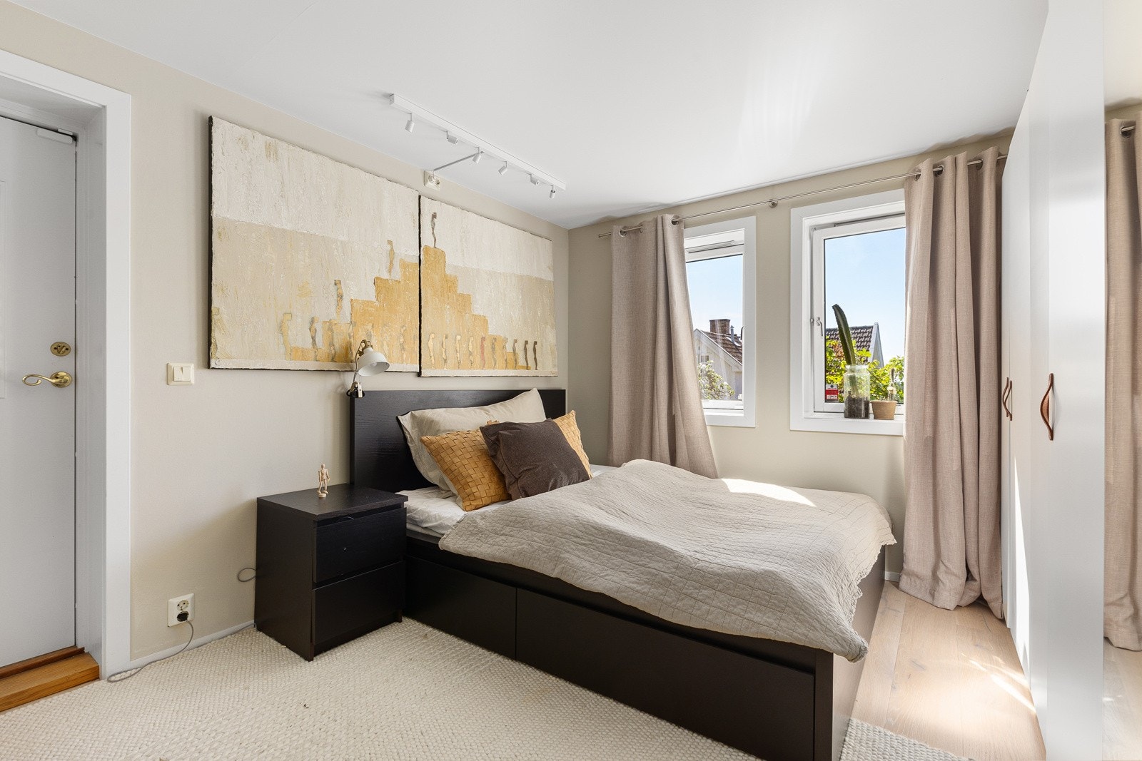 Masteravdeling i førsteetasje med tilgang på walk-in og eget bad Galleribilde