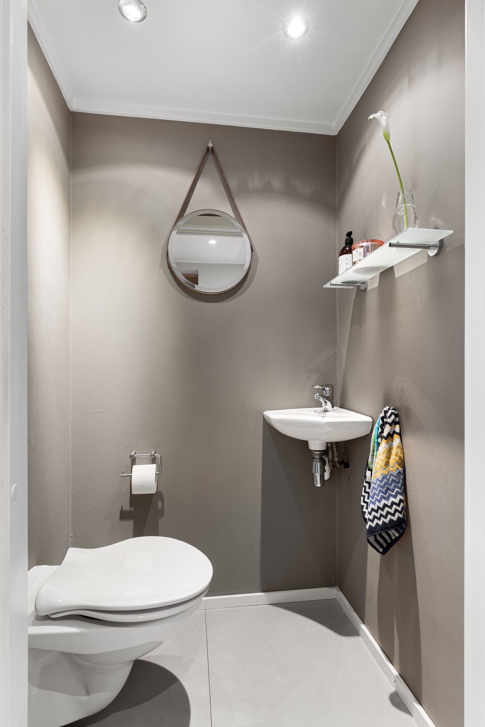 Praktisk gjestetoalett ved entré Galleribilde