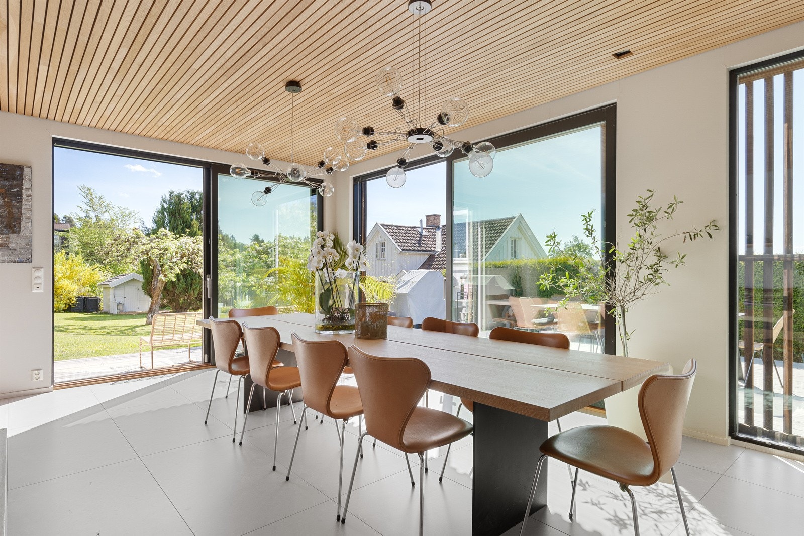 Store vindusflater og to terrassedører som kan skyves til side Galleribilde