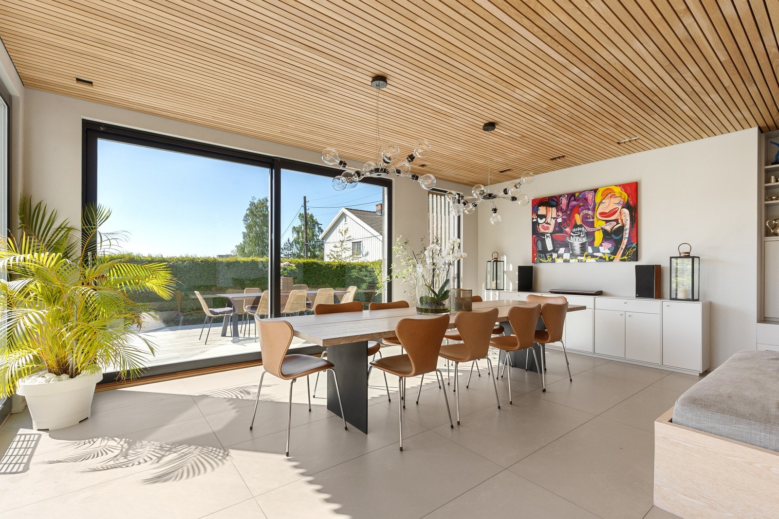 I påbygget fra 2015 er det i dag innredet med lys og luftig spisestue Galleribilde