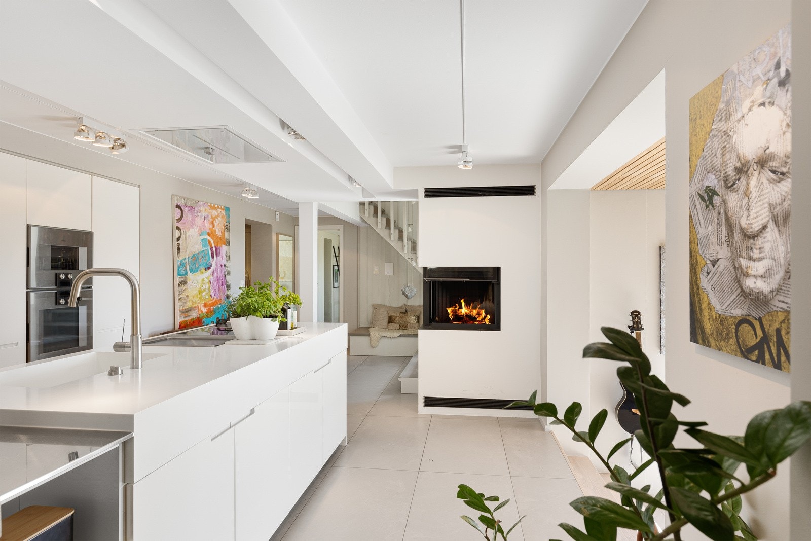 Ved kjøkkenet er det moderne peis fra Brunner Galleribilde