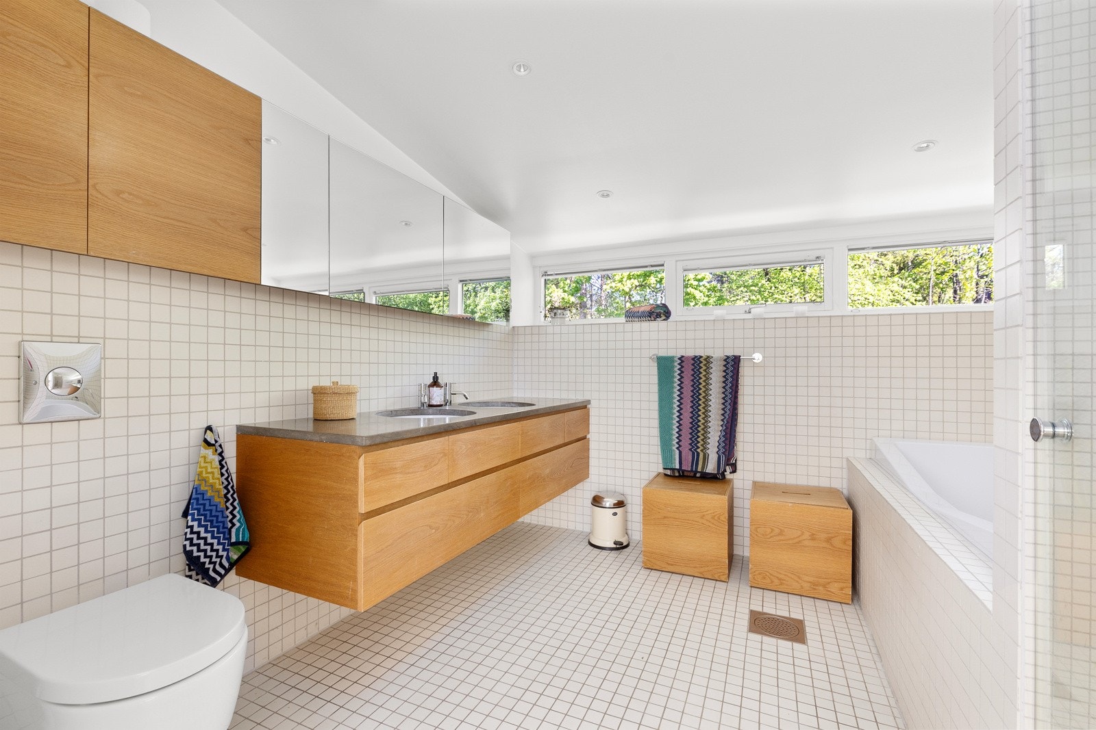 Badet i loftsetasjen er av god størrelse - utstyrt med badekar og separat dusj Galleribilde