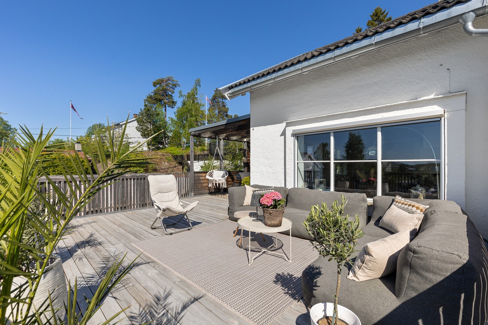 Stor solrik terrasse på ca. 43 kvm Galleribilde