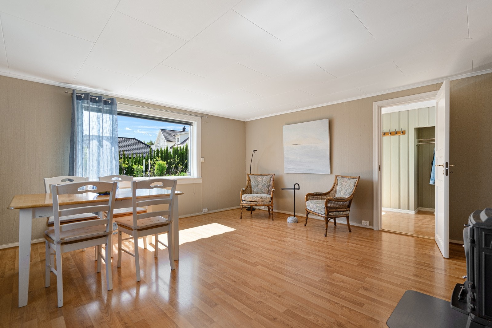 Romslig og lys stue Galleribilde