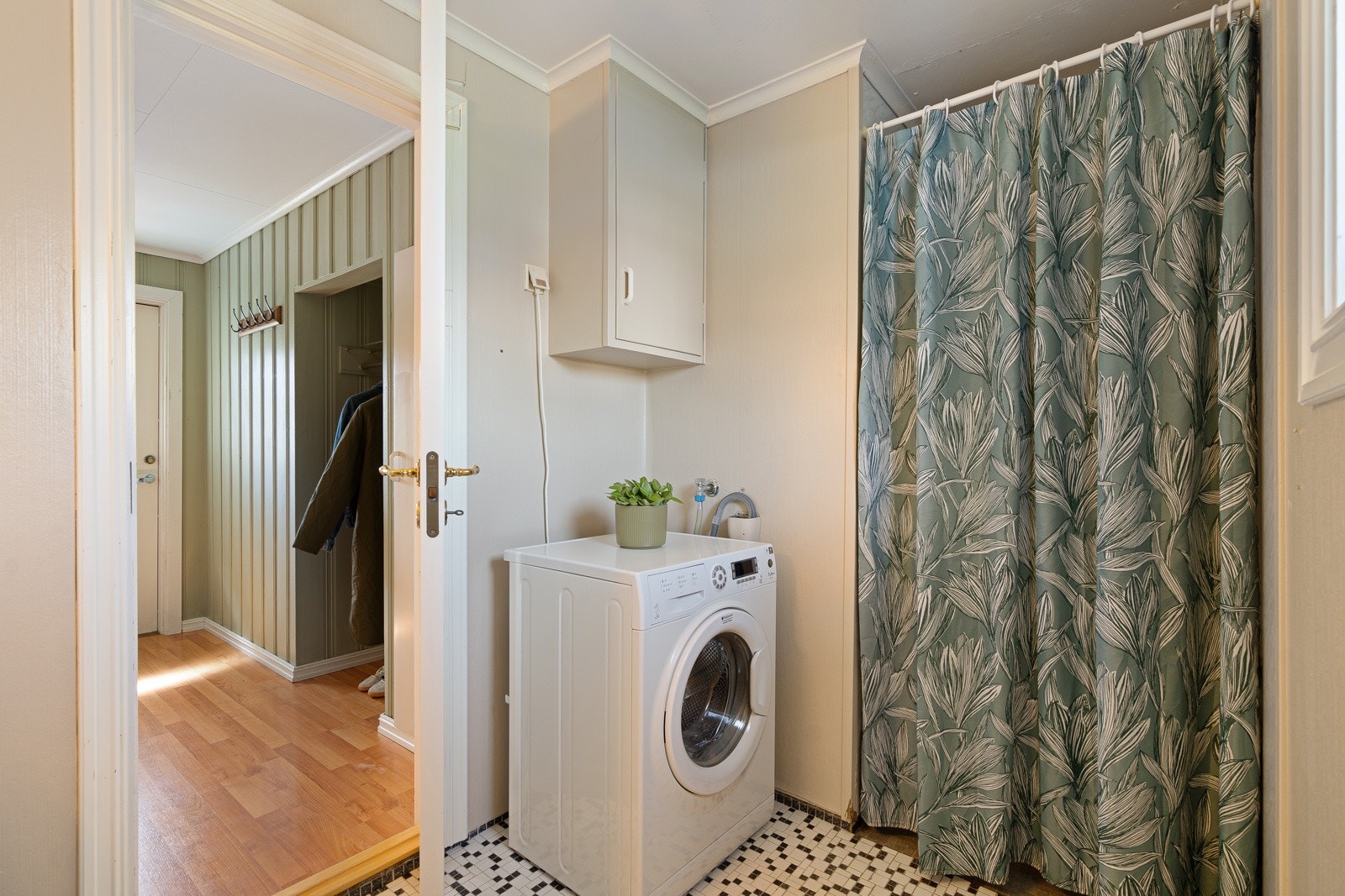 Badet i boligen har alt du trenger; dusj, toalett, vaskerom og servant Galleribilde