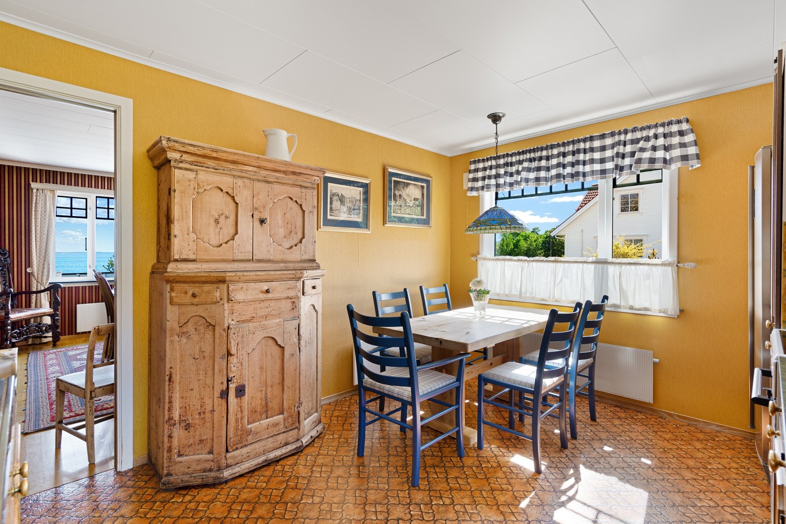 Trivelig kjøkken med fint utsyn over hagen og enkel adkomst til spisestua Galleribilde