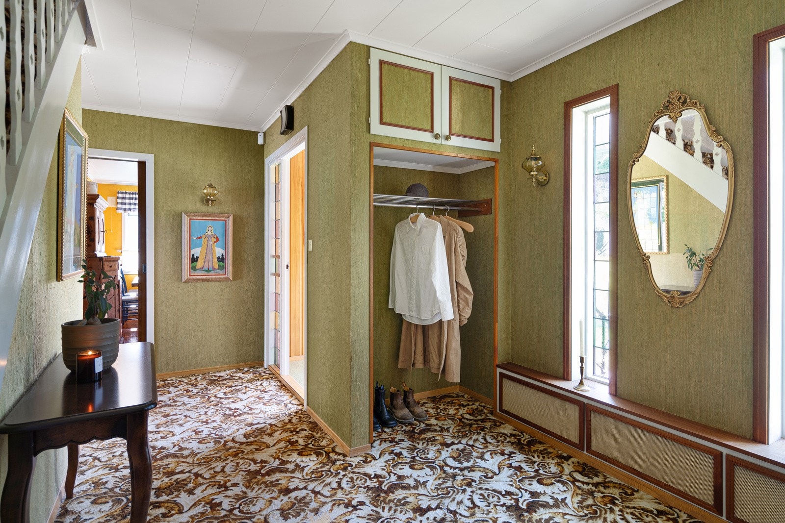 Hallen fører deg videre til vaskerom, toalettrom og trapp opp Galleribilde