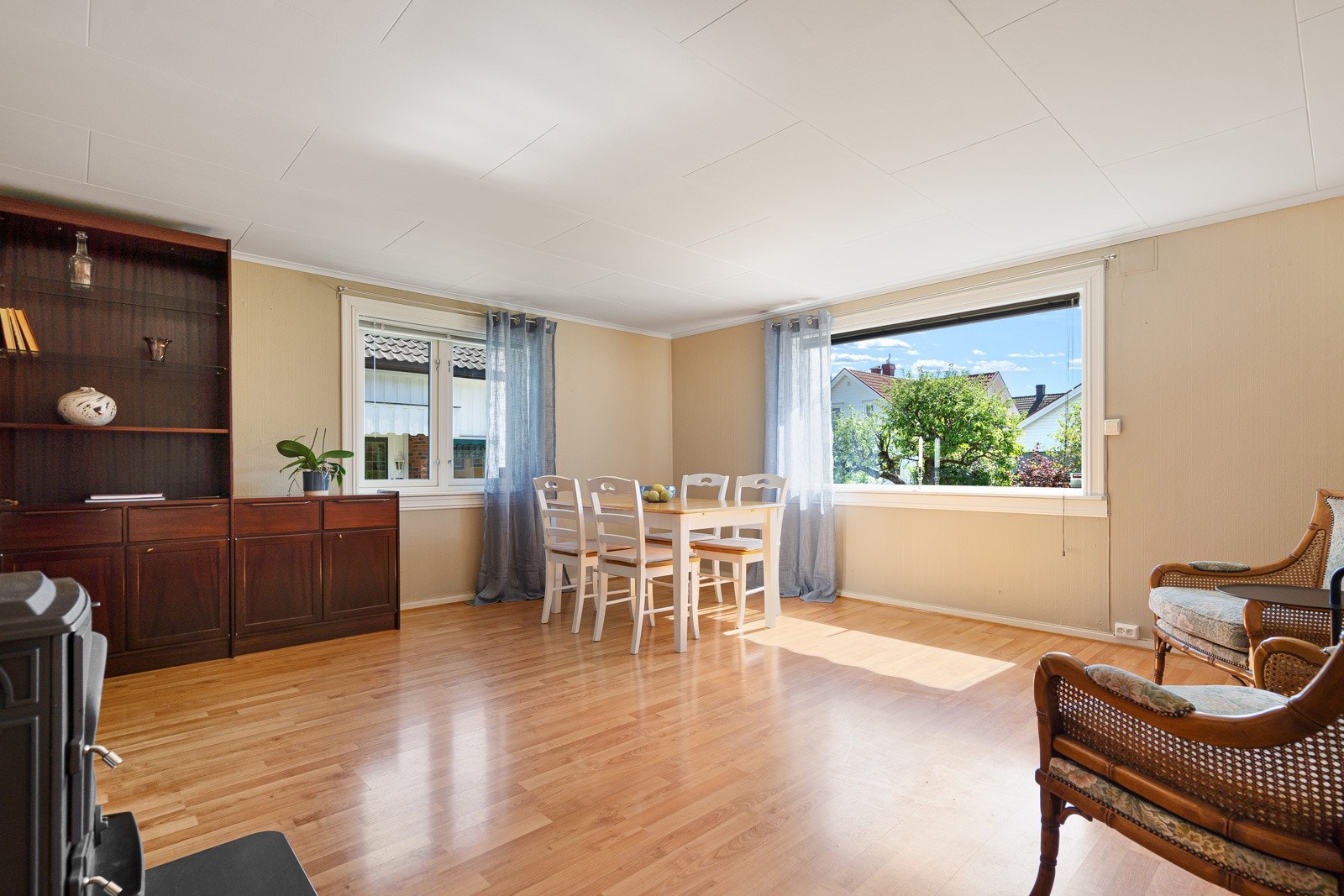 Romslig og lys stue Galleribilde