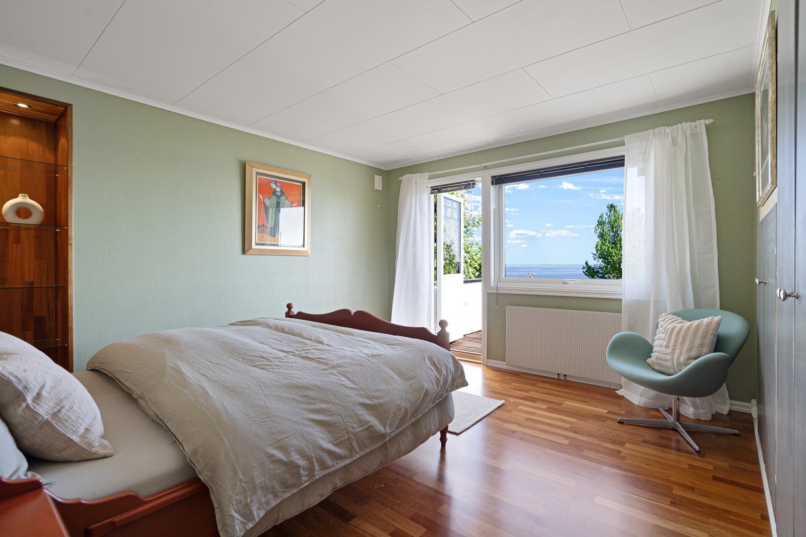 Soverom nr 1 med nydelig utsikt og utgang til balkong mot sjøen Galleribilde