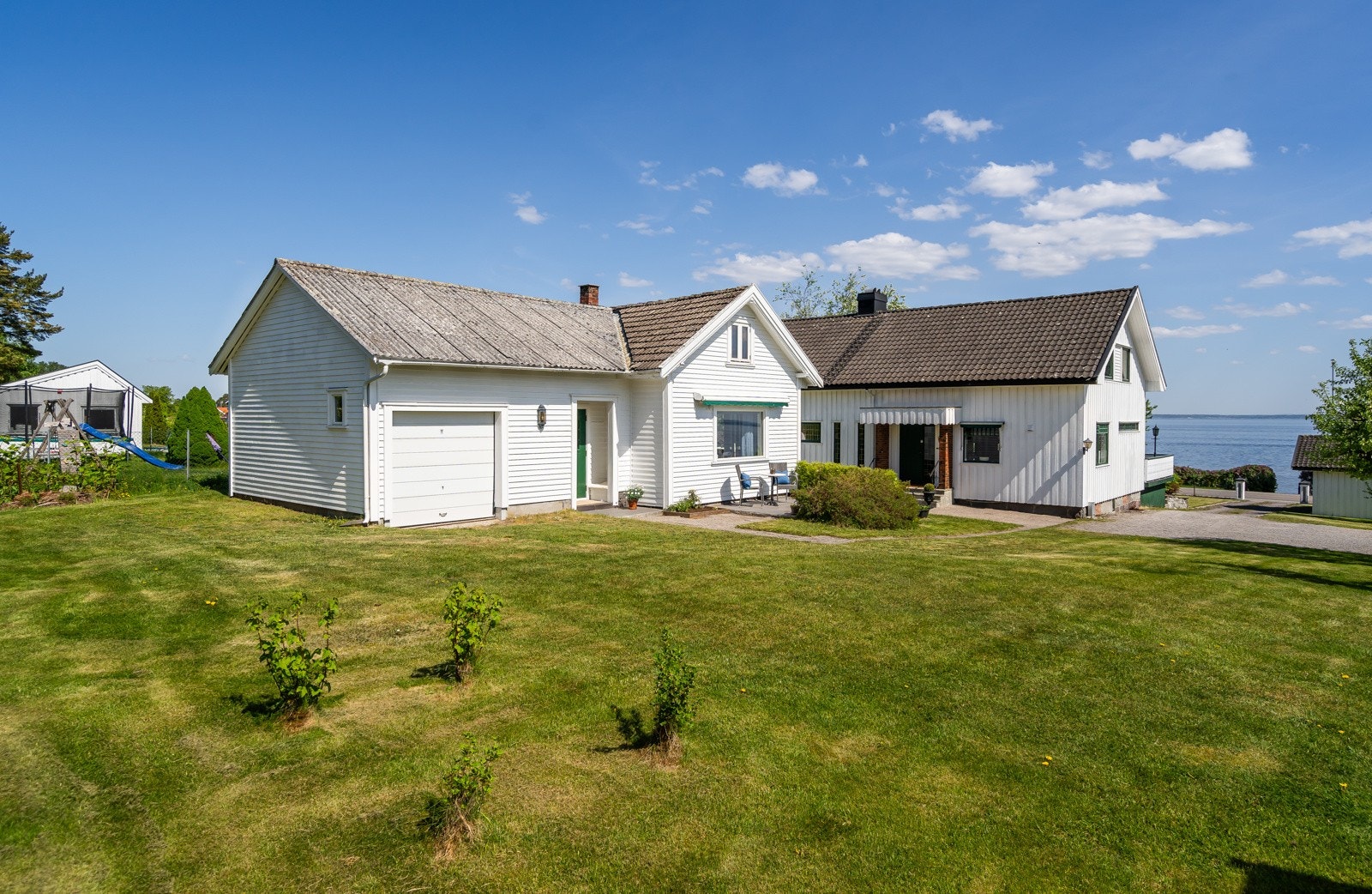 Det er både en enebolig i front, samt en sidebygning i bakkant (reg. som fritidsbolig) med egen garasje Galleribilde
