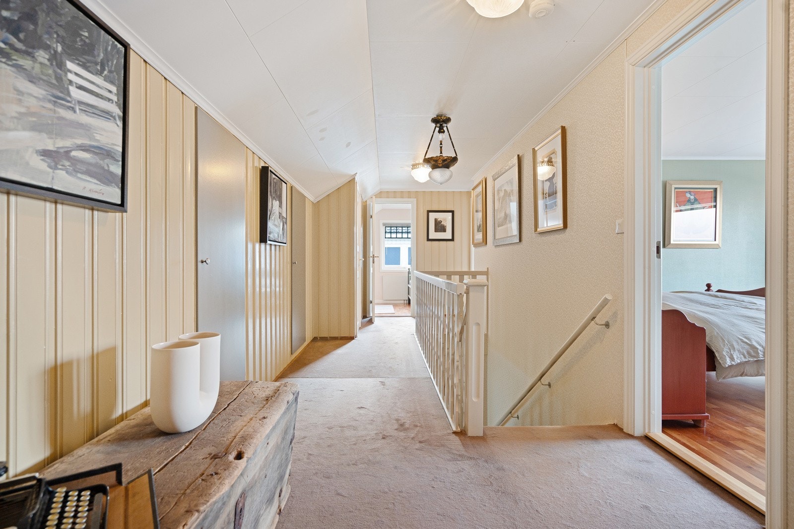 Soveromsgang med adkomst til alle rommene i denne etasjen Galleribilde