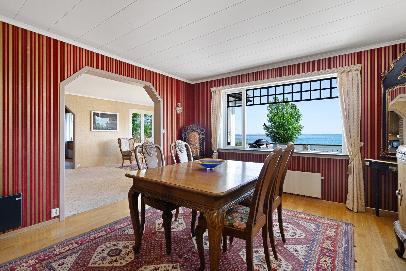 Spisestue med utsikt og umiddelbar nærhet til kjøkkenet Galleribilde