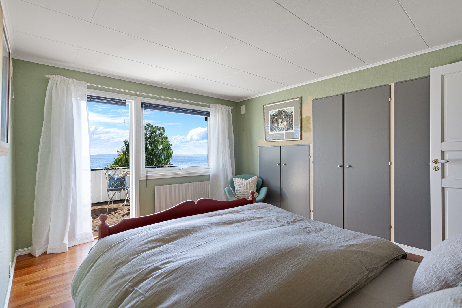 Soverom nr 1 med nydelig utsikt og utgang til balkong mot sjøen Galleribilde