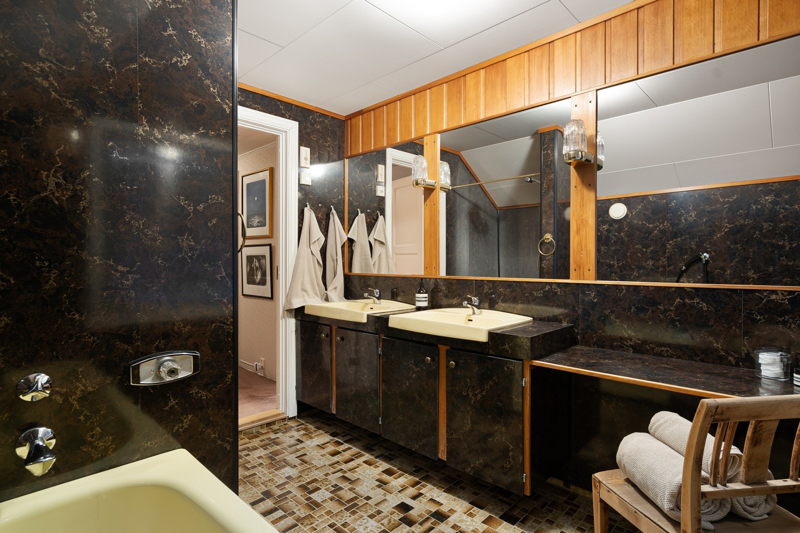 Badet i etasjen har dobbelservant, badekar og dusj Galleribilde