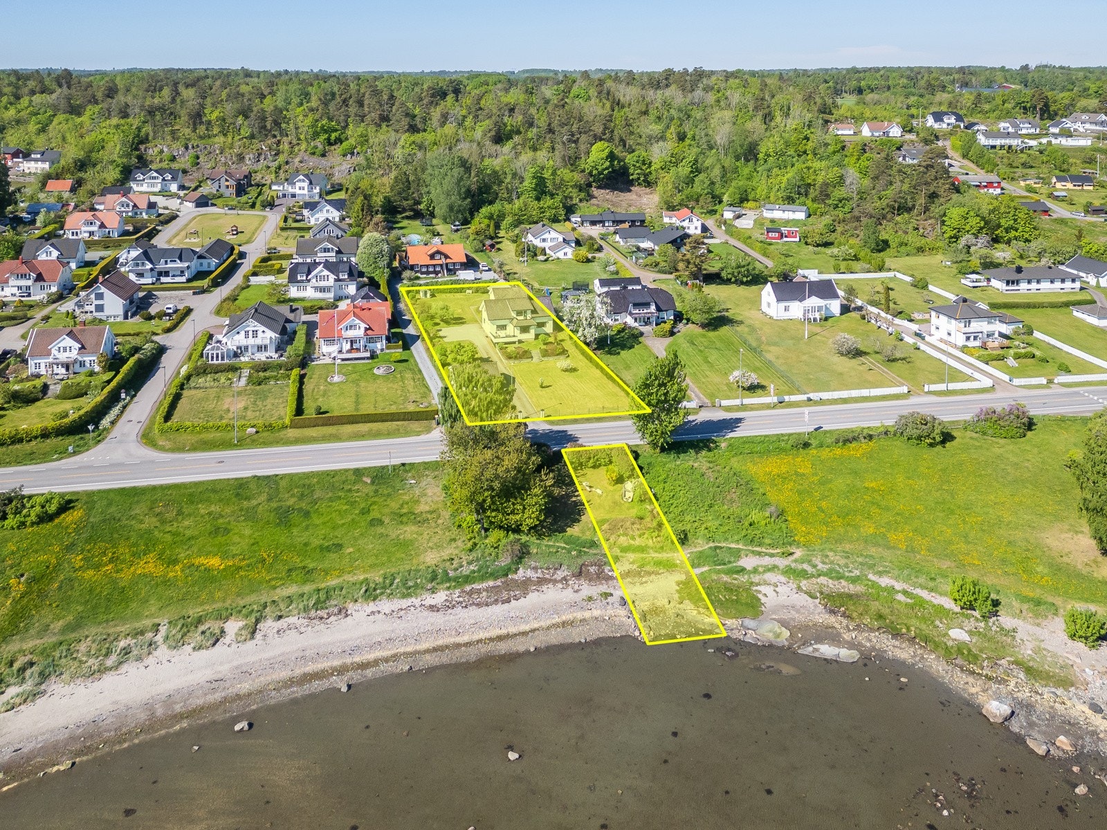 Eiendommen over på over 2,5 mål og består av to parseller, en av dem med strand Galleribilde