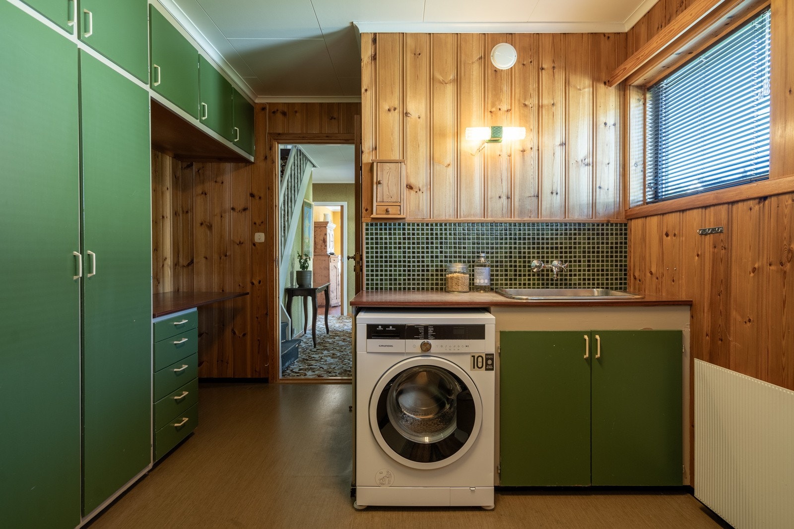 Praktisk og romslig vaskerom i hovedetasjen Galleribilde