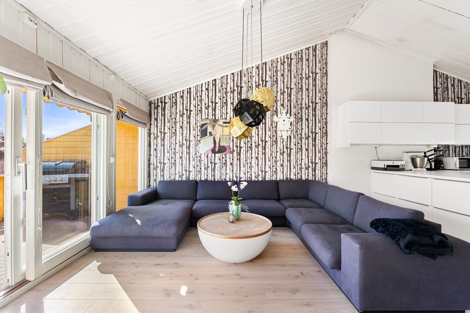 Stuen er gjennomgående og har gode lysforhold og en flott romfølelse Galleribilde