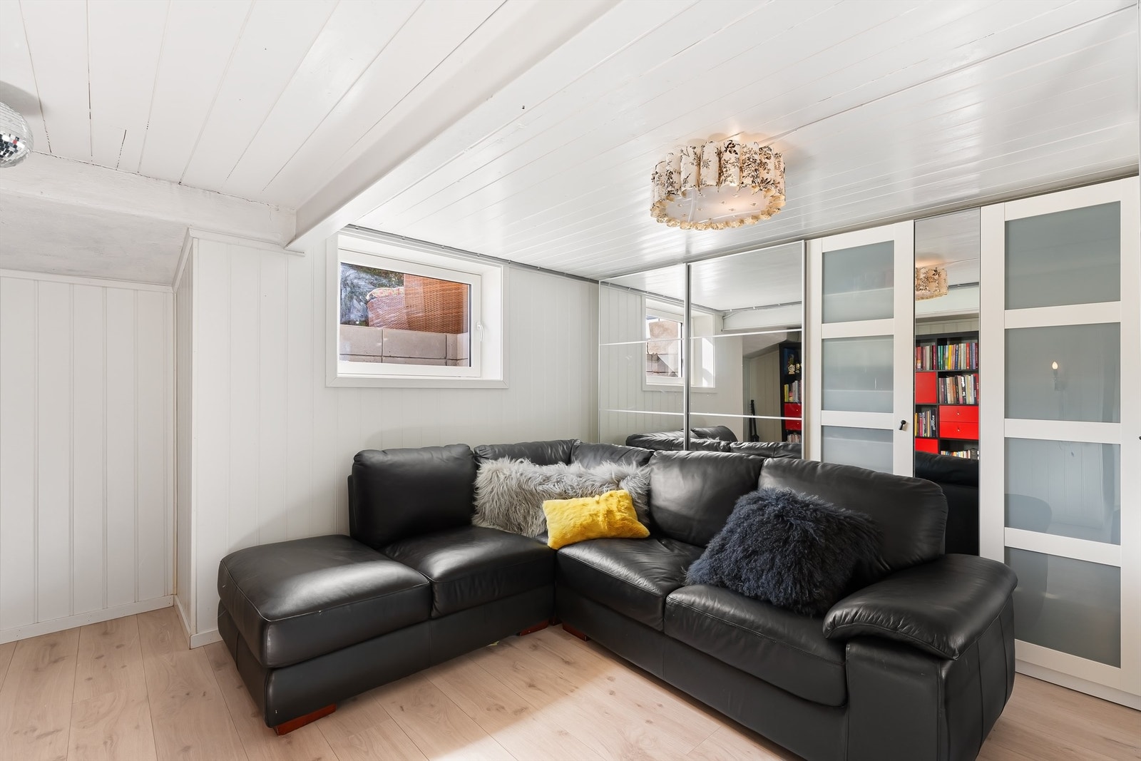 Kjellerstue (kjelleretasjen er opprinnelig byggemeldt som rom for "brensel", "mat", "disponibelt" og "vaskerom" og er ikke godkjent til varig opphold) Galleribilde