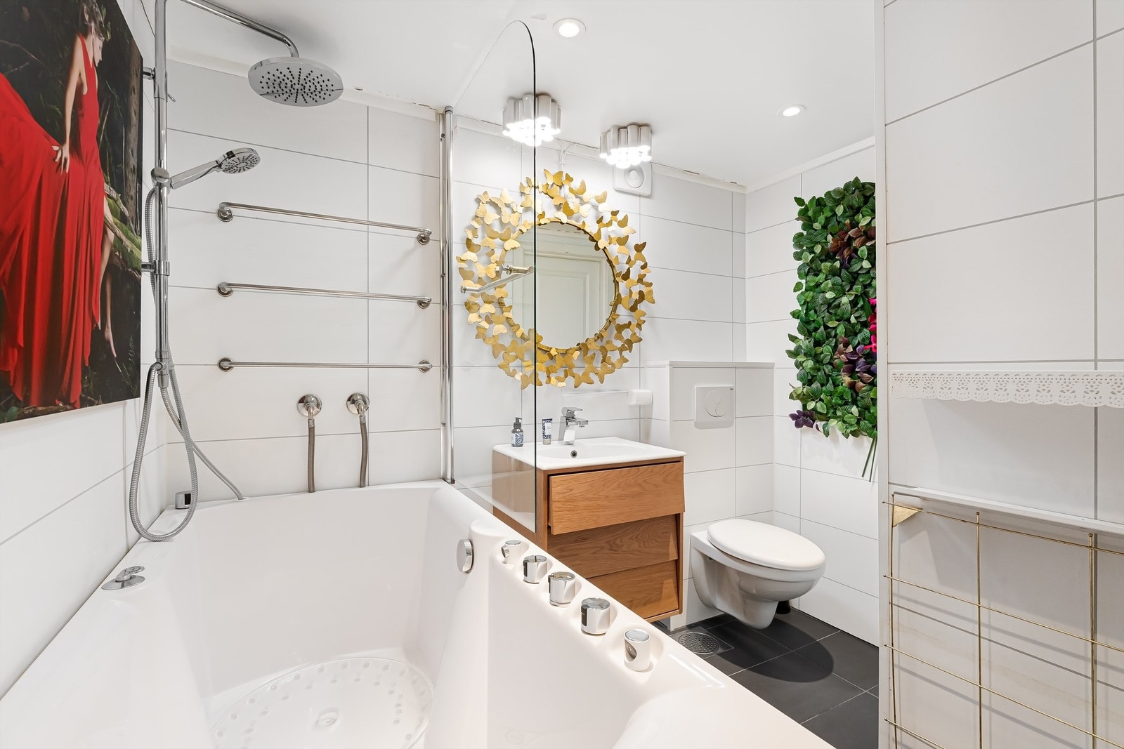 Pent baderom fra 2013/2014 med fliser på gulv med gulvvarme, fliser på vegger og nedsenket himling med downlights Galleribilde