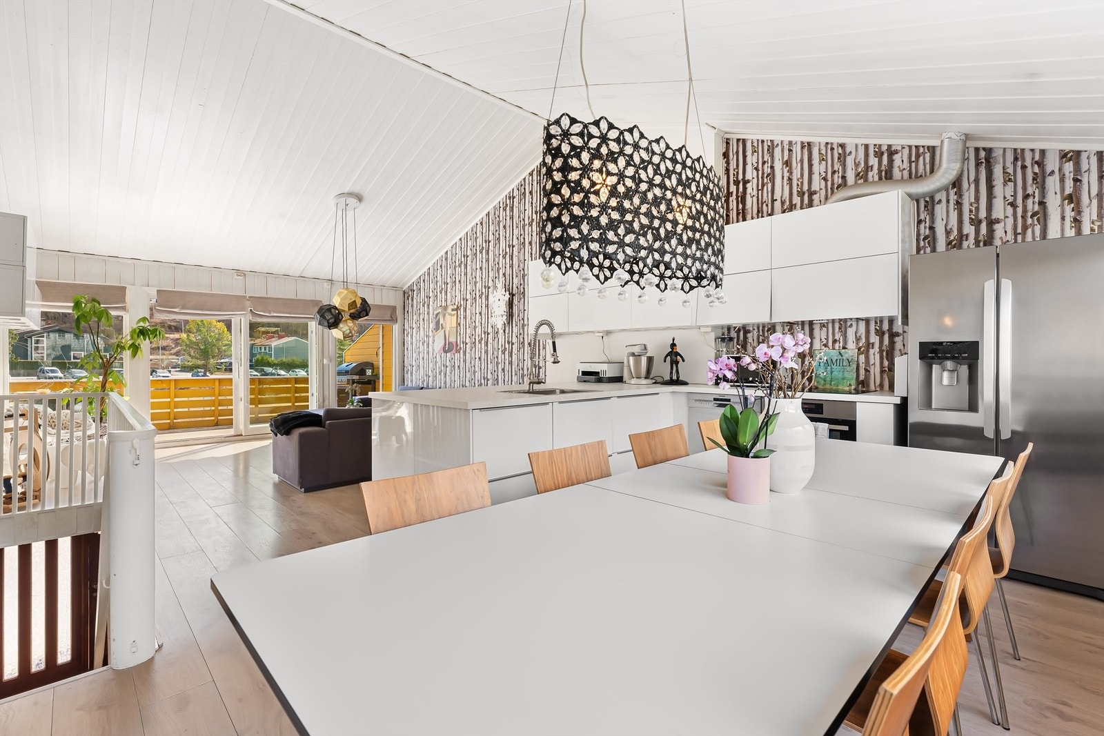 Boligen kan blant annet by på et lyst og hyggelig familierom med kjøkken fra 2013/2014 Galleribilde