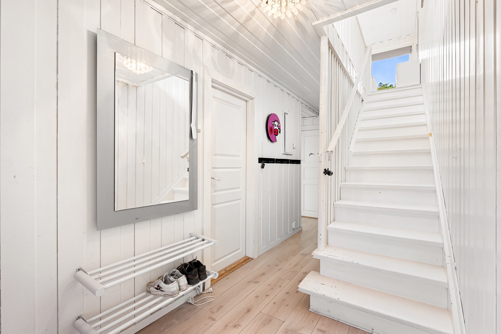 Fra entréen har du adkomst til alle soverommene og badet Galleribilde