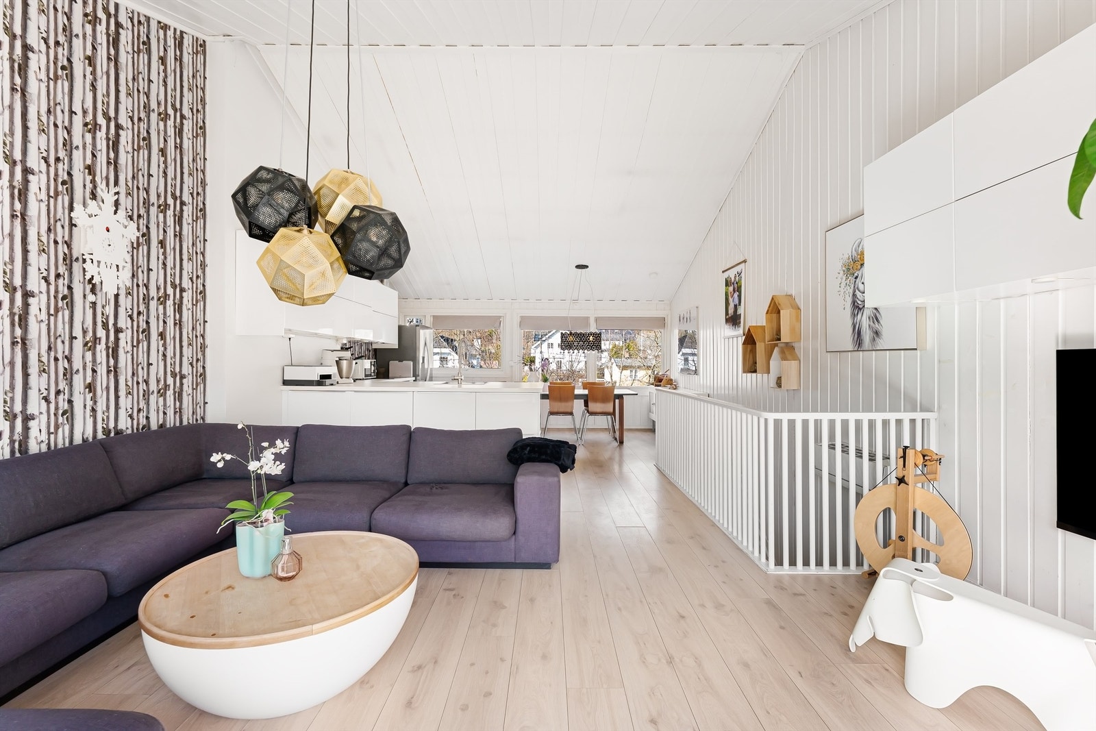 Rommet har gode møbleringsmuligheter med plass for sofagruppe, TV-seksjon, spisebord og annet passende møblement Galleribilde