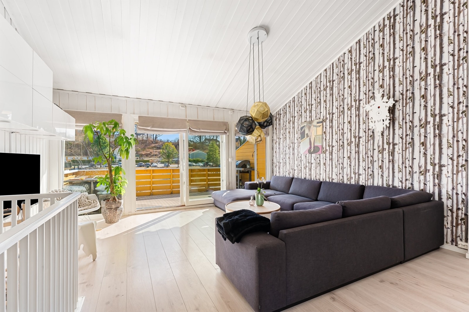 I boligens øverste etasje har vi et lyst og flott familierom med stue og kjøkken Galleribilde