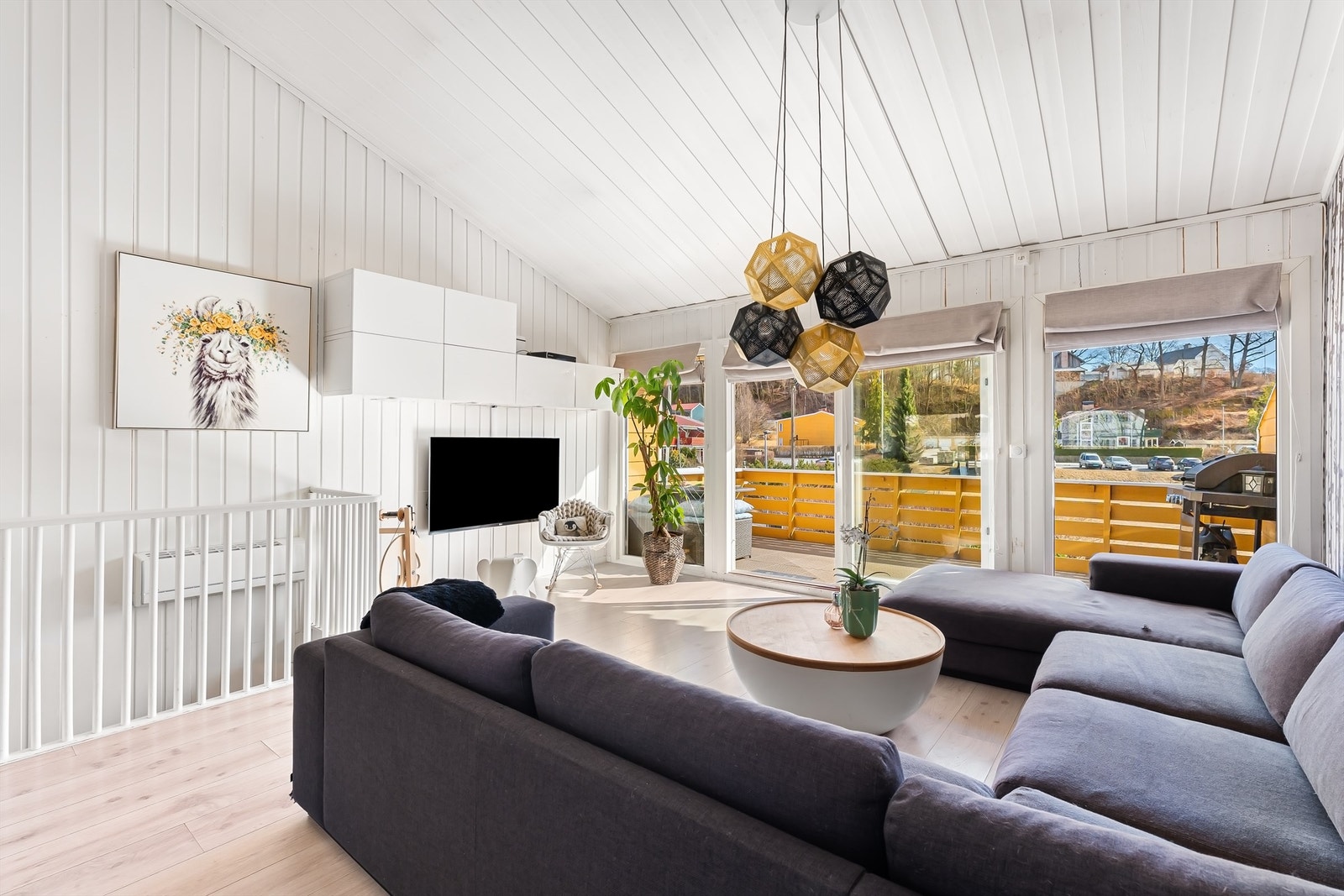 Boligen er gjennomgående med store vindusflater som slipper rikelig med naturlig lys inn Galleribilde