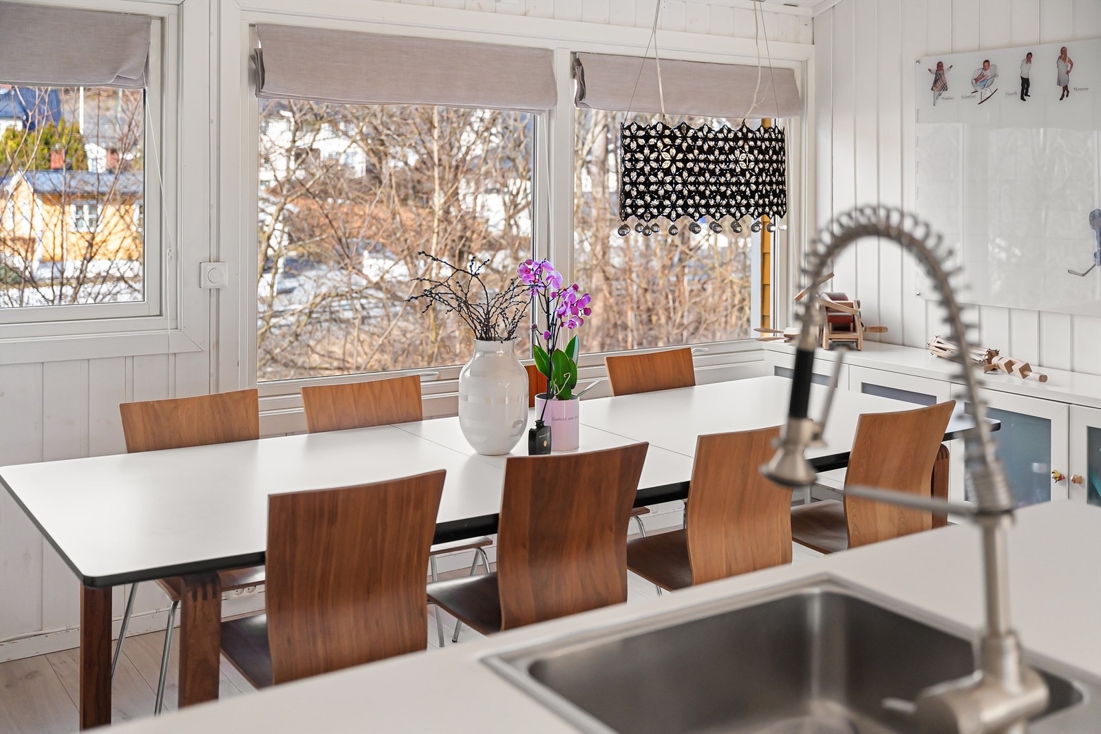 Det er god plass for spisebord på kjøkkenet Galleribilde