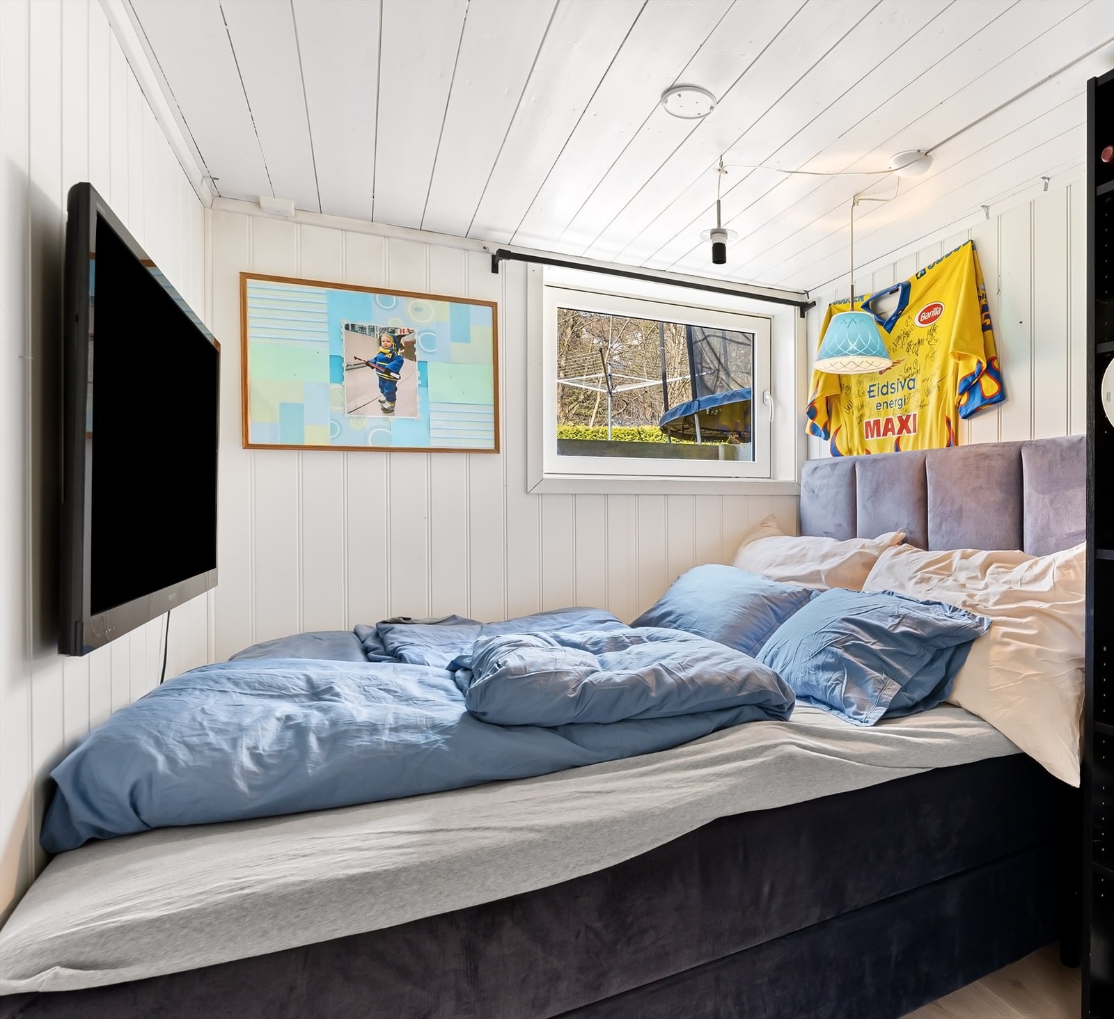 Rom innredet som soverom (kjelleretasjen er opprinnelig byggemeldt som rom for "brensel", "mat", "disponibelt" og "vaskerom" og er ikke godkjent til varig opphold) Galleribilde