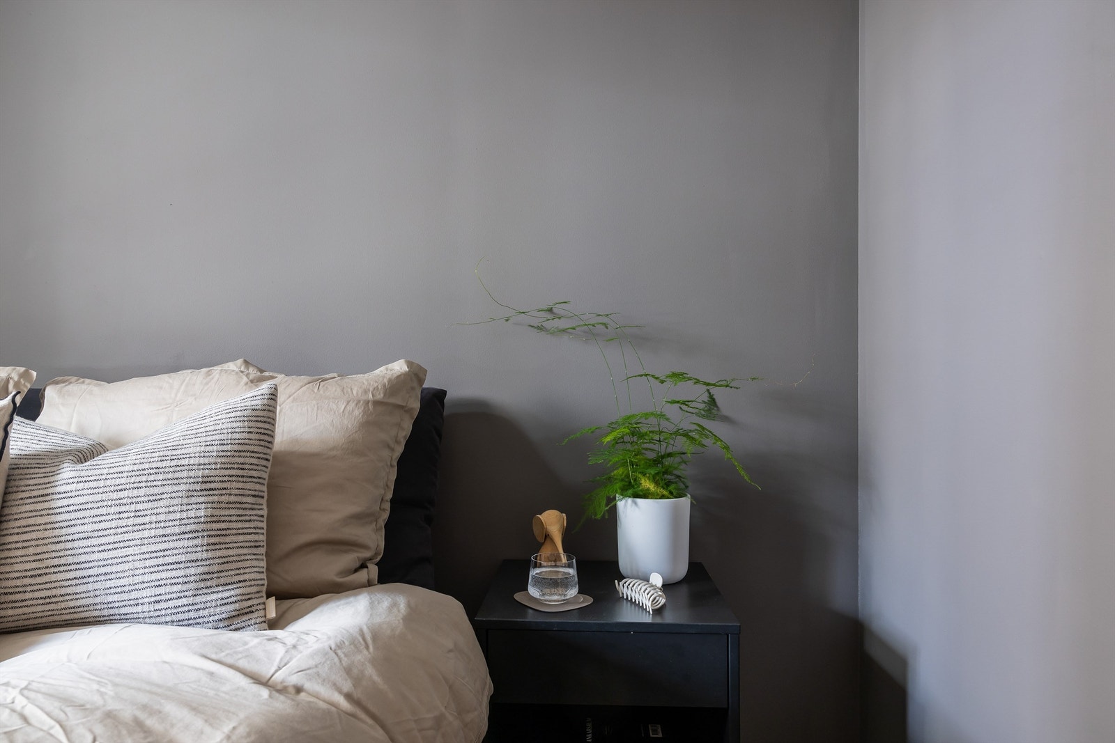 Her er det plass til både seng og nattbord, samt smarte oppbevaringsløsninger. Rommet er holdt i lune og behagelige nyanser - perfekte for soverommet. Galleribilde