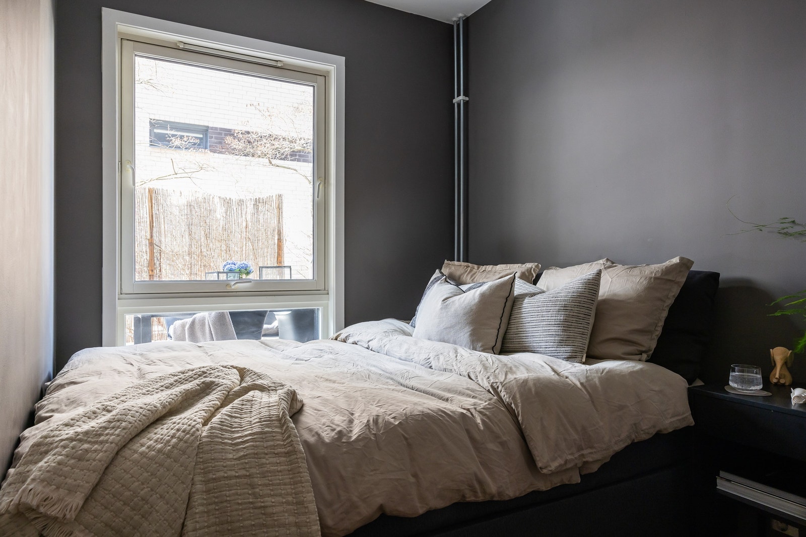 Det er i senere tid blitt laget et rom som benyttes som soverom i stuen. Takstmann informerer om at rommet ikke nødvendigvis tilfredsstiller krav til soverom. Galleribilde