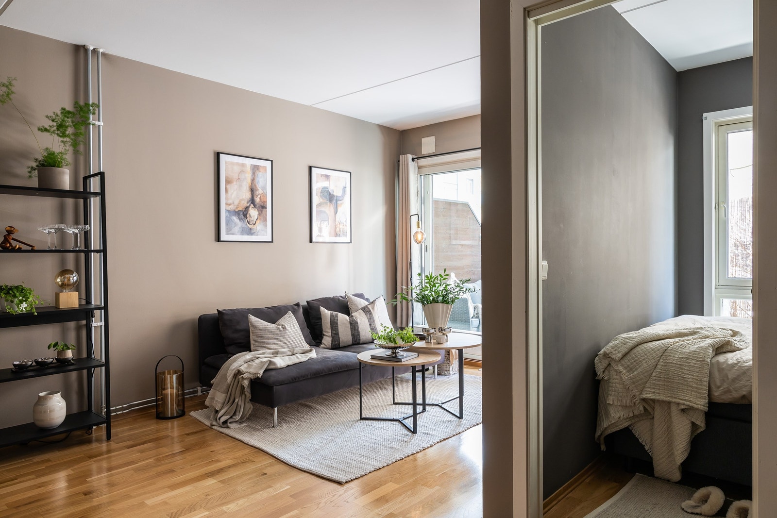 Stuen er romslig med god planløsning og kan enkelt innredes med en hyggelig sofagruppe med tilhørende sofabord og annet ønskelig stuemøblement. Galleribilde