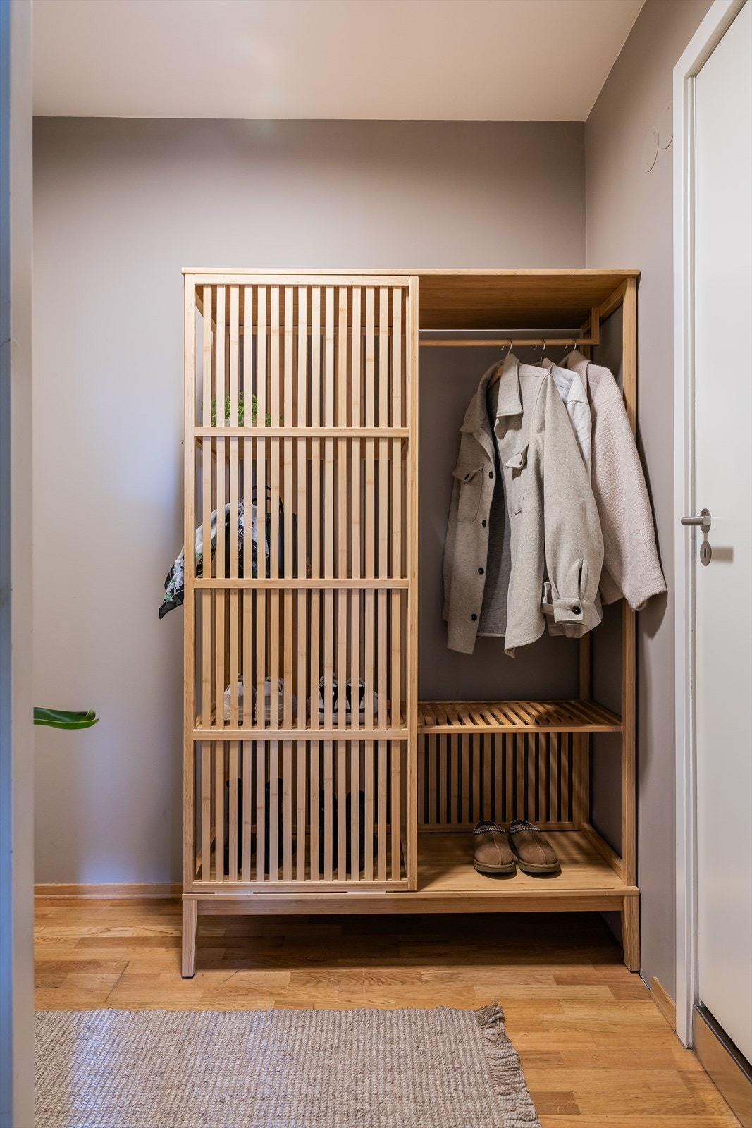 Her er det god plass til å henge fra seg yttertøyet og sette fra seg sko. Galleribilde