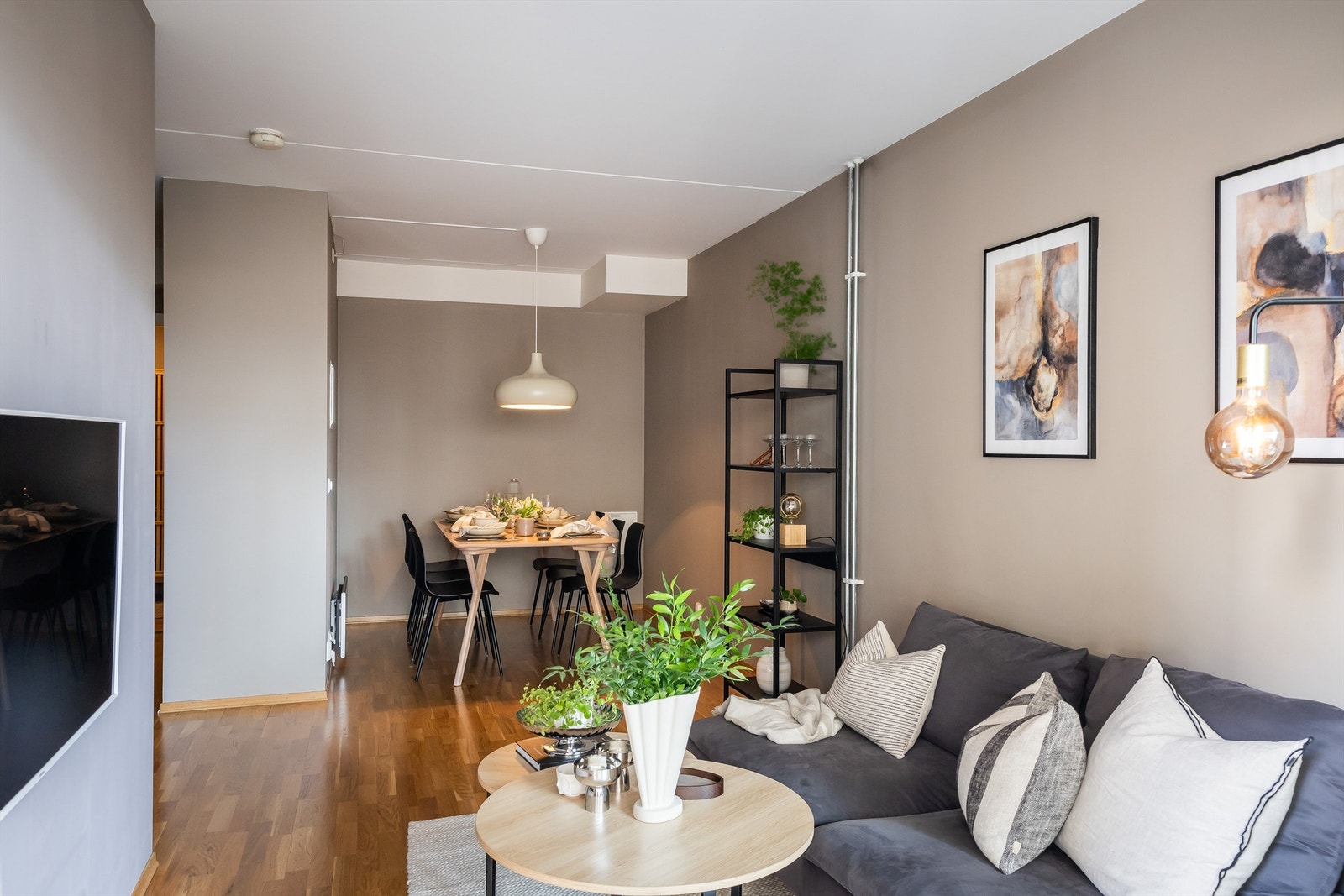 En delikat og arealeffektiv leilighet med stilrene overflater og utgang til en herlig markterrasse - Et perfekt førstegangskjøp. Galleribilde