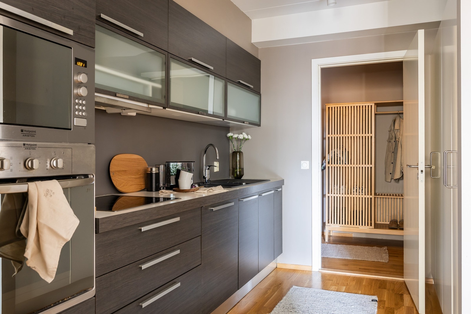 Tidløst og stilrent kjøkken fra Aran Cucine. Her er kjøkkenet holdt i en sosial, delvis åpen løsning mot stuen, noe som gir deg god kommunikasjon med gjestene mens middagen lages. Galleribilde